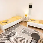Komfortable 2x Schlafzimmer, Sauna Zubuchbar, Parkplatz & Lage In Apartman