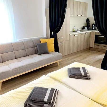 Apartment 2 Gruener Fuerst Mit Sitzecke Im Innenhof & Parkplatz & Naehe Park Bad Muskau