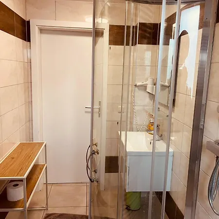 Komfortable 2x Schlafzimmer, Sauna Zubuchbar, Parkplatz&top Lage In *