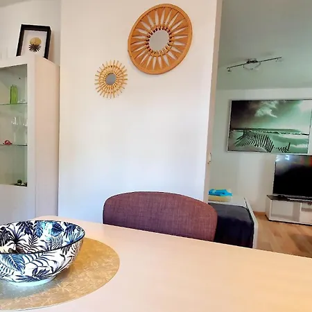 2 Gruener Fuerst Mit Sitzecke Im Innenhof & Parkplatz & Naehe Park