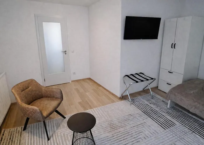 Apartamento Ruhige Winterwohnung Innenhof Mit Parkplatz Hunde Willkommen In Nähe Schloss, Waldeisenbahn, Hermansbad, Unesco Geopark, Nähe Polnischer Markt, Lage Für Ausflugsziele Zum Wandern Oder Radfahren